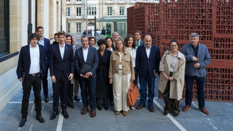 EAJ-PNVk anbiguotasunik gabe gaitzesten ditu indarkeria-adierazpen oro eta indarkeriaren legitimazioa, eta, aldi berean, agintearekiko eta balio komunekiko errespetua exijitzen du